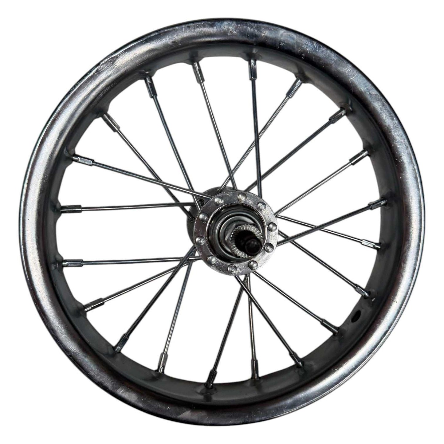 Kubbi K7 front spoked wheel rim close-up view