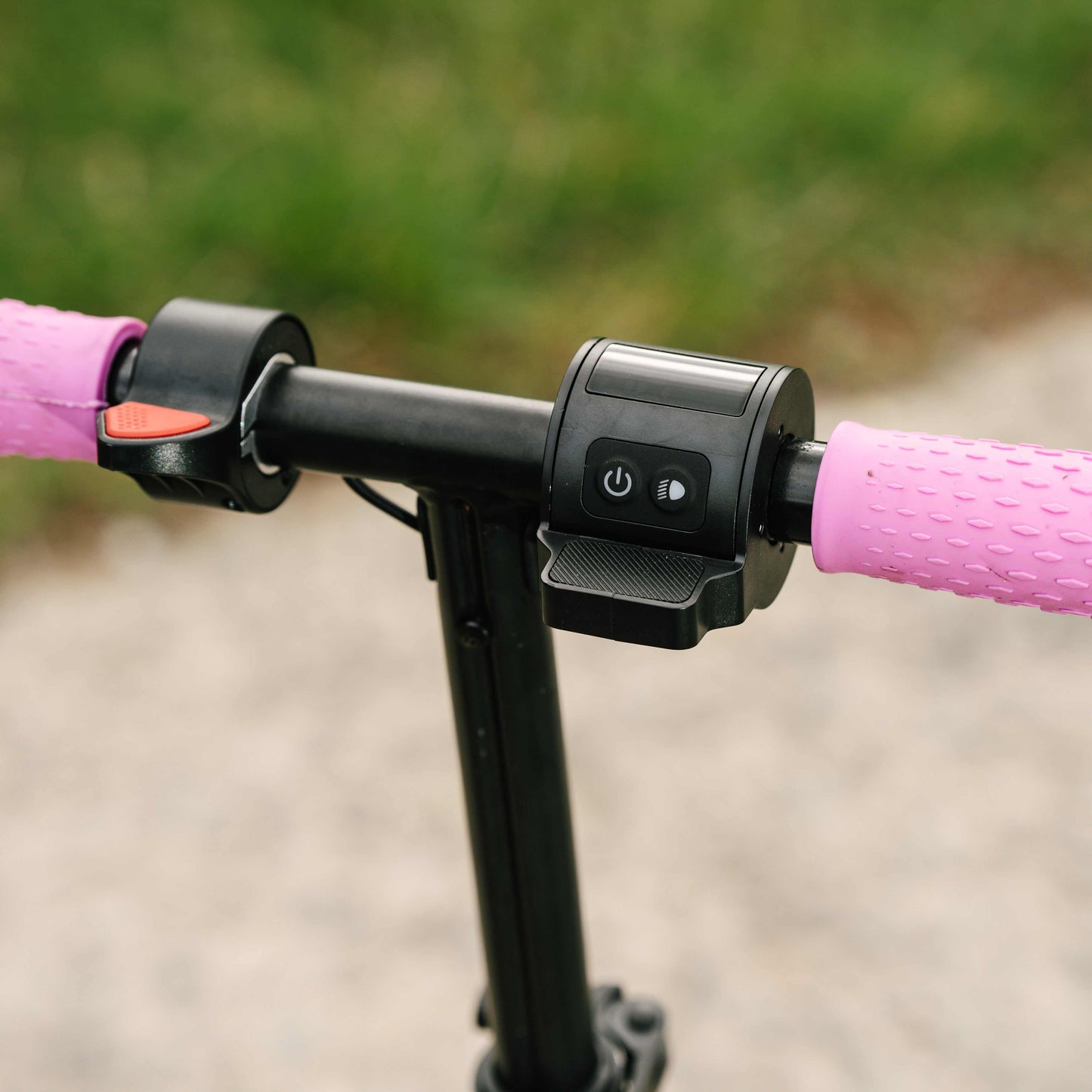 Kubbi S9 Pro electric scooter handlebar with pink grips and control panel close-up